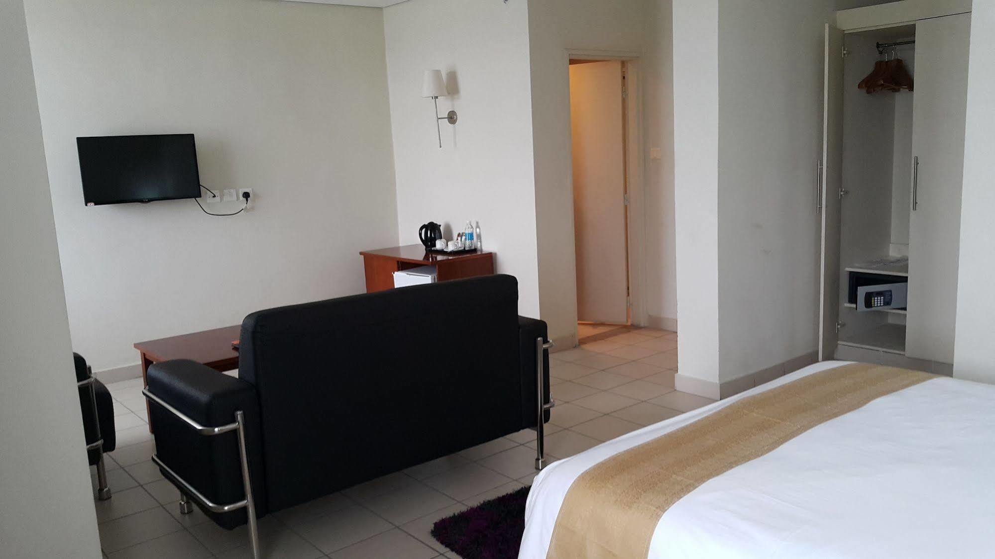 Tinapa Lakeside Hotel Калабар Екстериор снимка