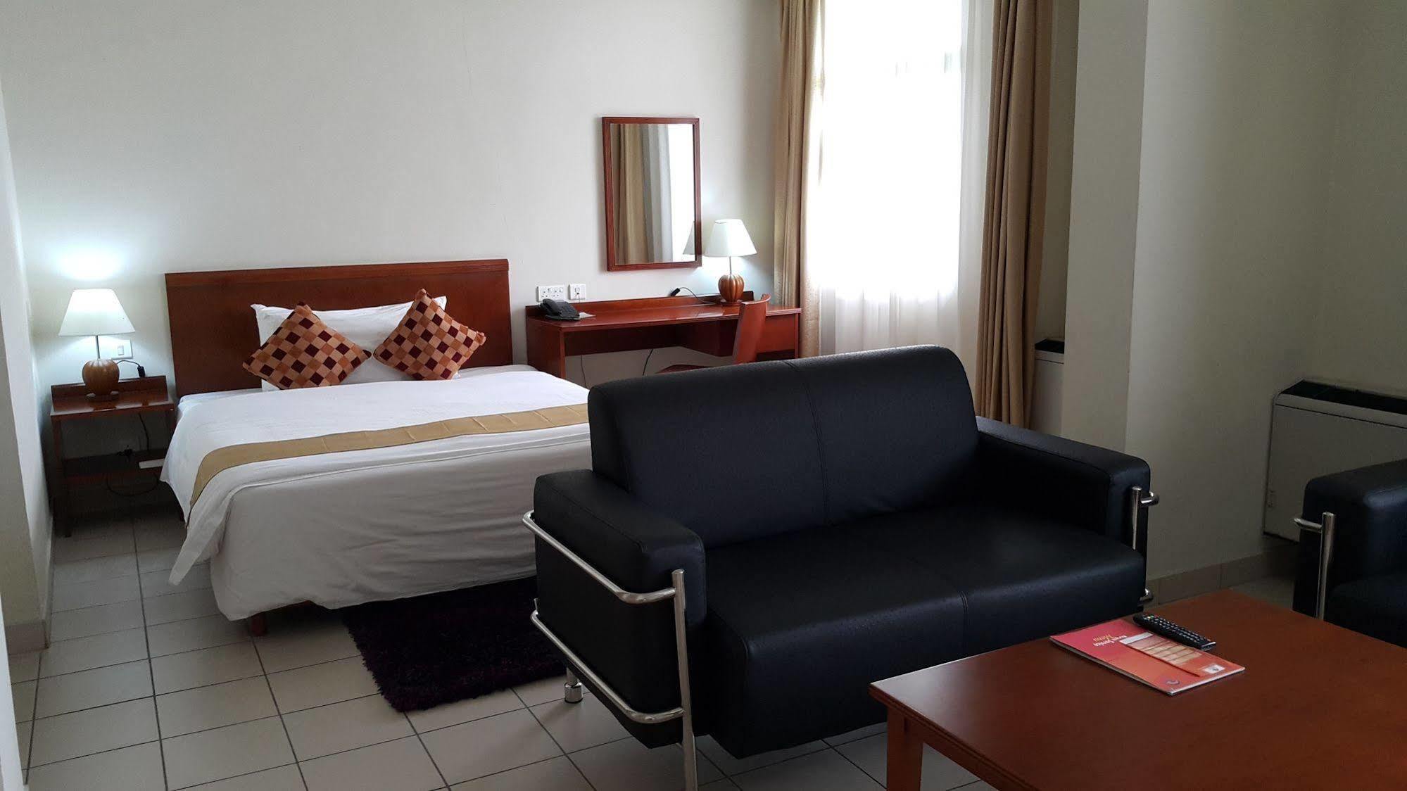 Tinapa Lakeside Hotel Калабар Екстериор снимка