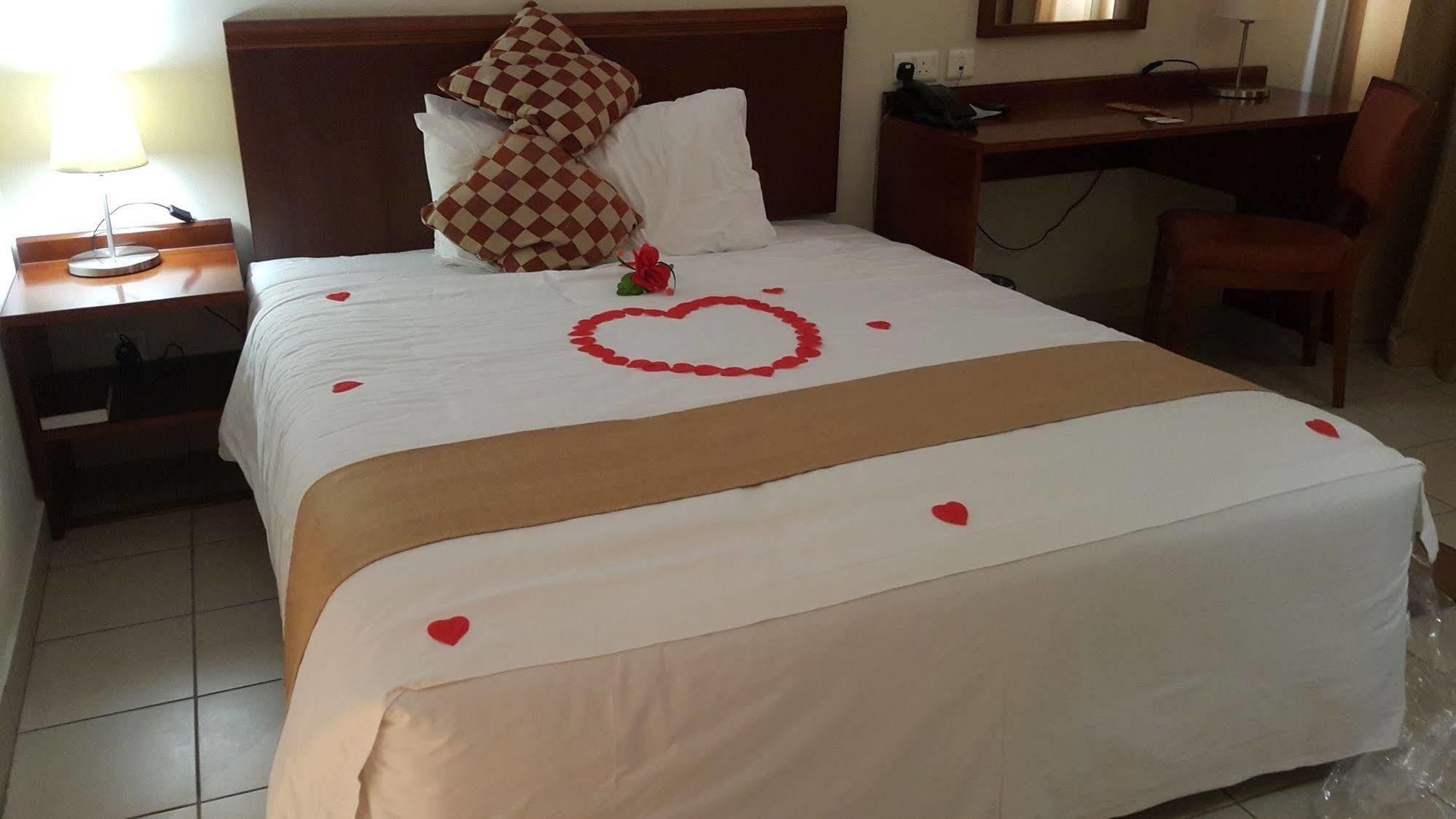Tinapa Lakeside Hotel Калабар Екстериор снимка
